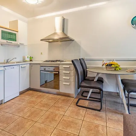 Olga's Place-new 200 Mt From The Sea Пула